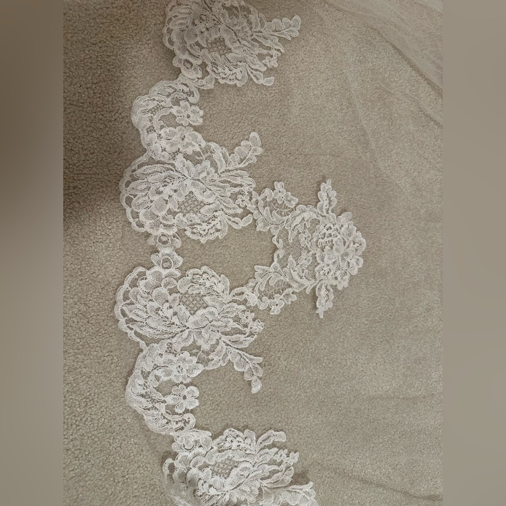 TONI FEDERICI White Lace Bridal Veil - Picture 3 of 11